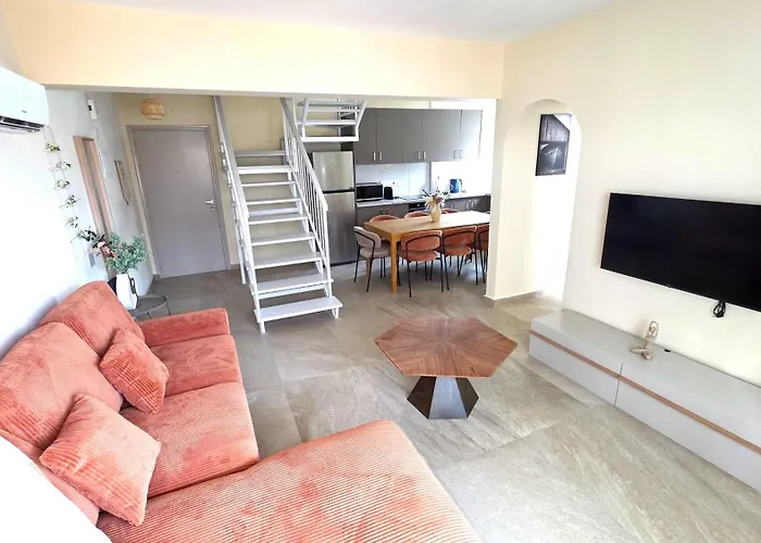 Warm Design 3br, 7-min Walk, Peaceful Larnaca
