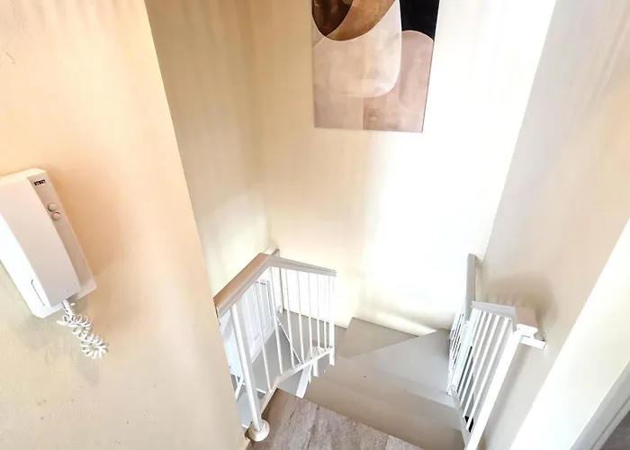 Warm Design 3br, 7-min Walk, Peaceful Apartment