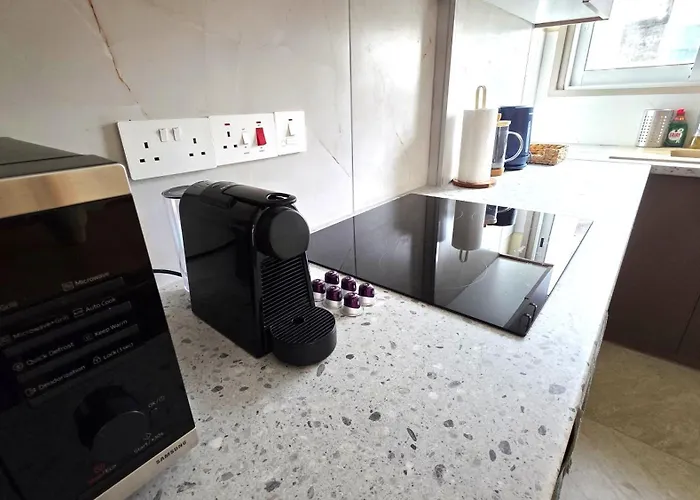 Warm Design 3br, 7-min Walk, Peaceful Apartment