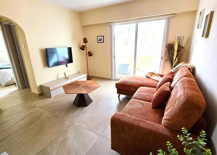 Warm Design 3br, 7-min Walk, Peaceful Apartment