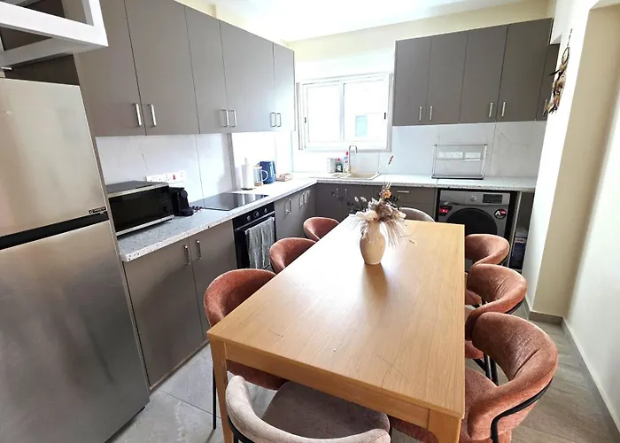 Warm Design 3br, 7-min Walk, Peaceful Apartment *