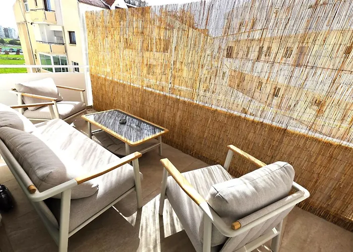 Warm Design 3br, 7-min Walk, Peaceful