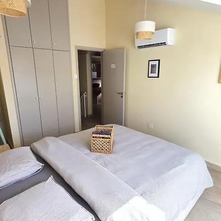 Warm Design 3br, 7-min Walk, Peaceful לרנקה