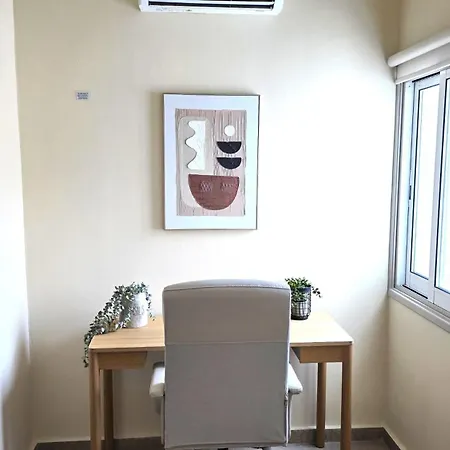 Warm Design 3br, 7-min Walk, Peaceful * לרנקה