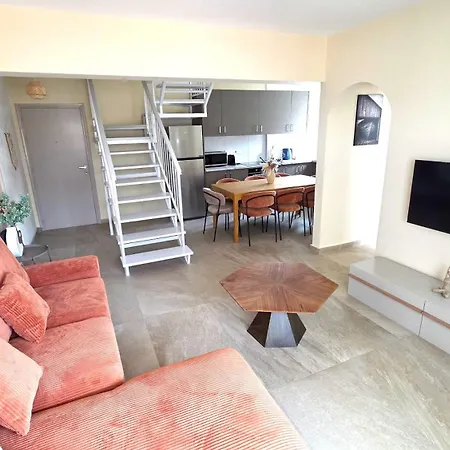 Warm Design 3br, 7-min Walk, Peaceful Λάρνακα