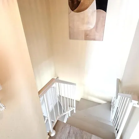 Warm Design 3br, 7-min Walk, Peaceful Διαμέρισμα