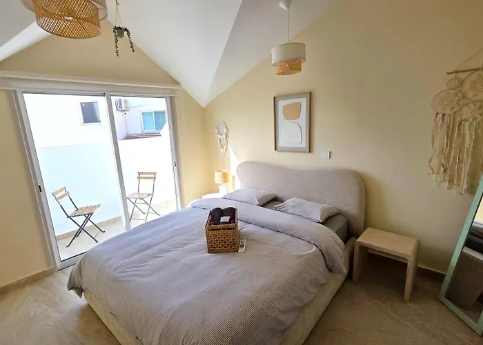 Warm Design 3br, 7-min Walk, Peaceful * לרנקה