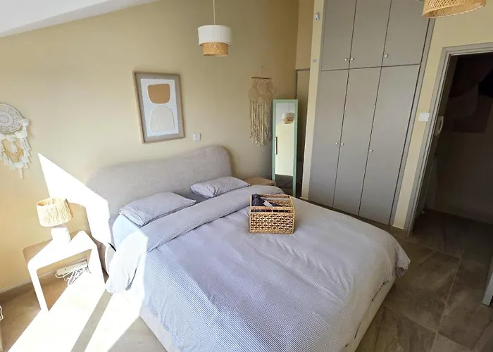 Warm Design 3br, 7-min Walk, Peaceful Larnaca