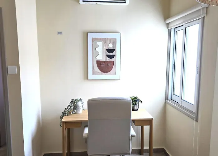 Warm Design 3br, 7-min Walk, Peaceful * לרנקה