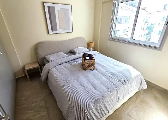 Warm Design 3br, 7-min Walk, Peaceful * לרנקה