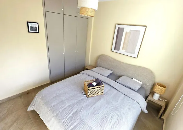 Warm Design 3br, 7-min Walk, Peaceful Appartamento Larnaca