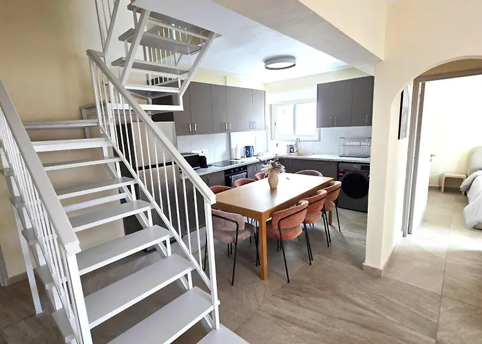 Warm Design 3br, 7-min Walk, Peaceful לרנקה