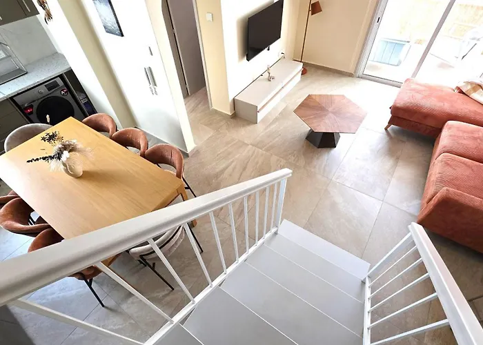 Warm Design 3br, 7-min Walk, Peaceful *